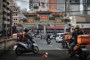 Scooter riders on a busy Divisoria Manila road showing why scooters dominate the Philippine motorcycle market for daily transportation