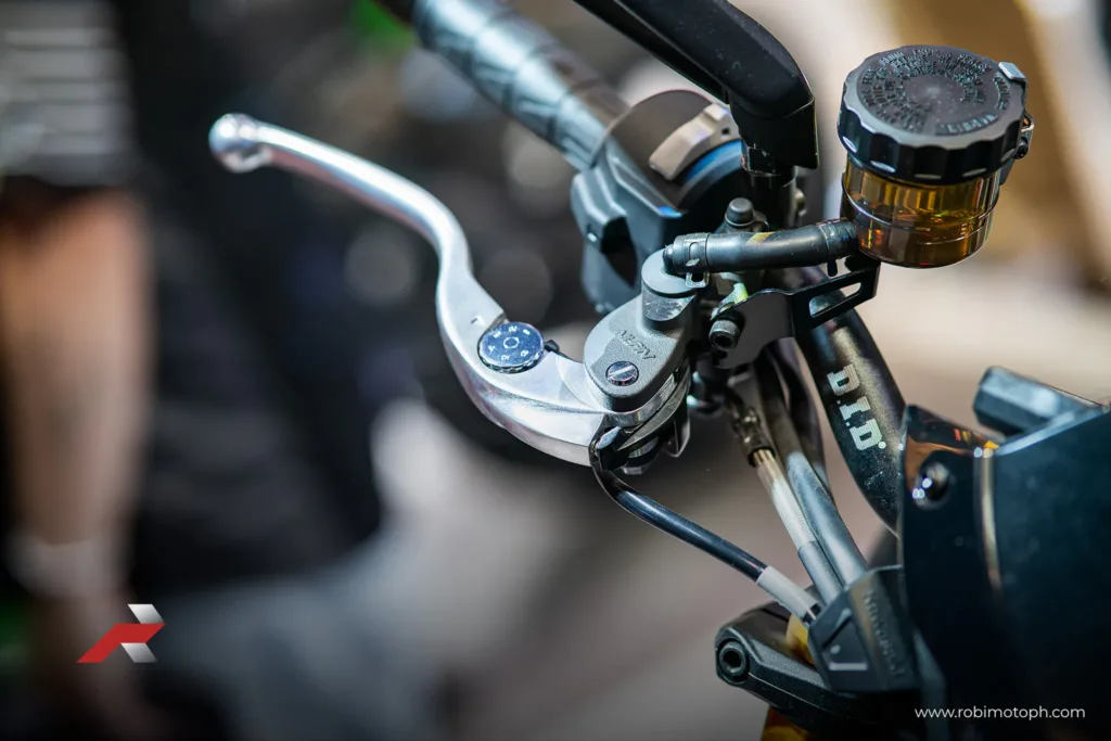 Kawasaki Z1100 SE 2026 brake lever close-up showing master cylinder and fluid reservoir at Makina Moto Show