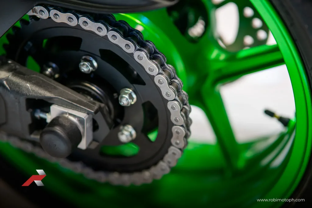 Kawasaki Z1100 SE 2026 rear chain and sprocket close-up with green alloy wheel at Makina Moto Show
