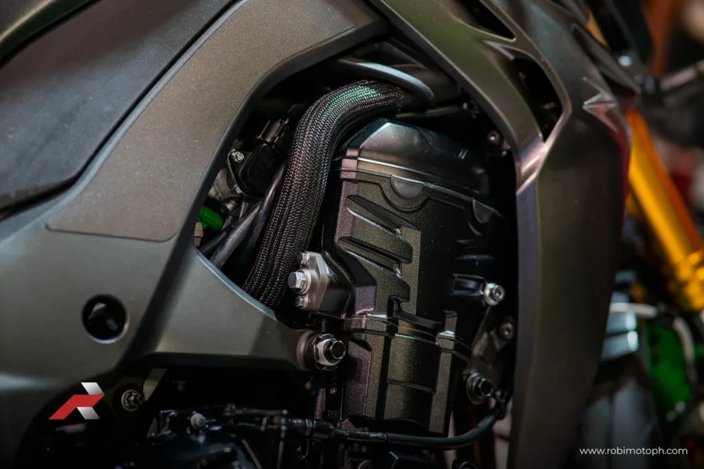 Kawasaki Z1100 SE 2026 engine block close-up showing hoses, cooling lines, and internal components at Makina Moto Show