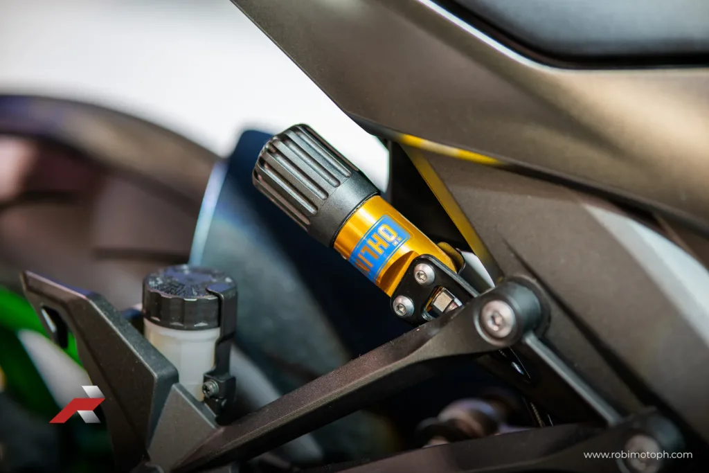 Kawasaki Z1100 SE 2026 Öhlins rear suspension close-up showing premium shock absorber at Makina Moto Show