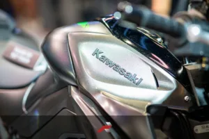 Close-up of Kawasaki Z1100 SE fuel tank and branding at Makina Moto Show 2026