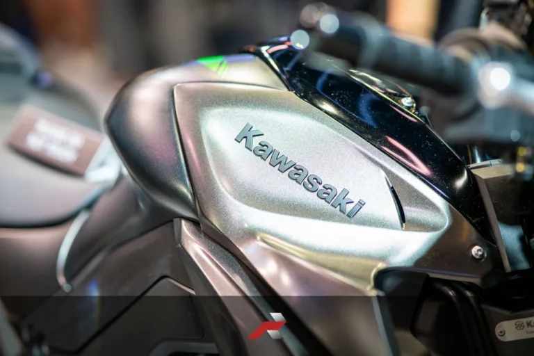 Close-up of Kawasaki Z1100 SE fuel tank and branding at Makina Moto Show 2026