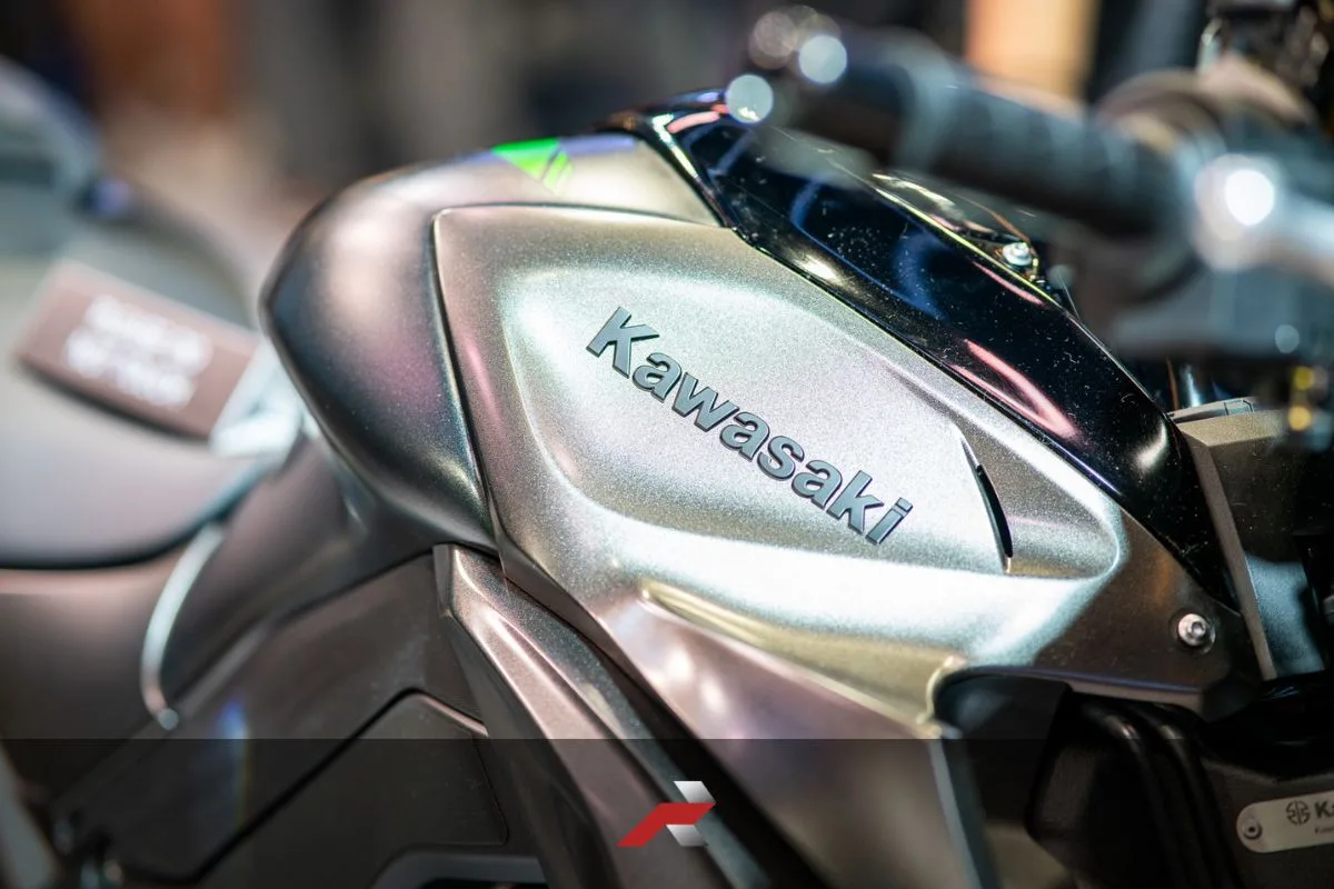 Close-up of Kawasaki Z1100 SE fuel tank and branding at Makina Moto Show 2026