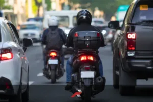 Loose motorcycle plate in the Philippines featured image showing a rear view of a motorcycle in traffic with the plate slightly emphasized and unreadable