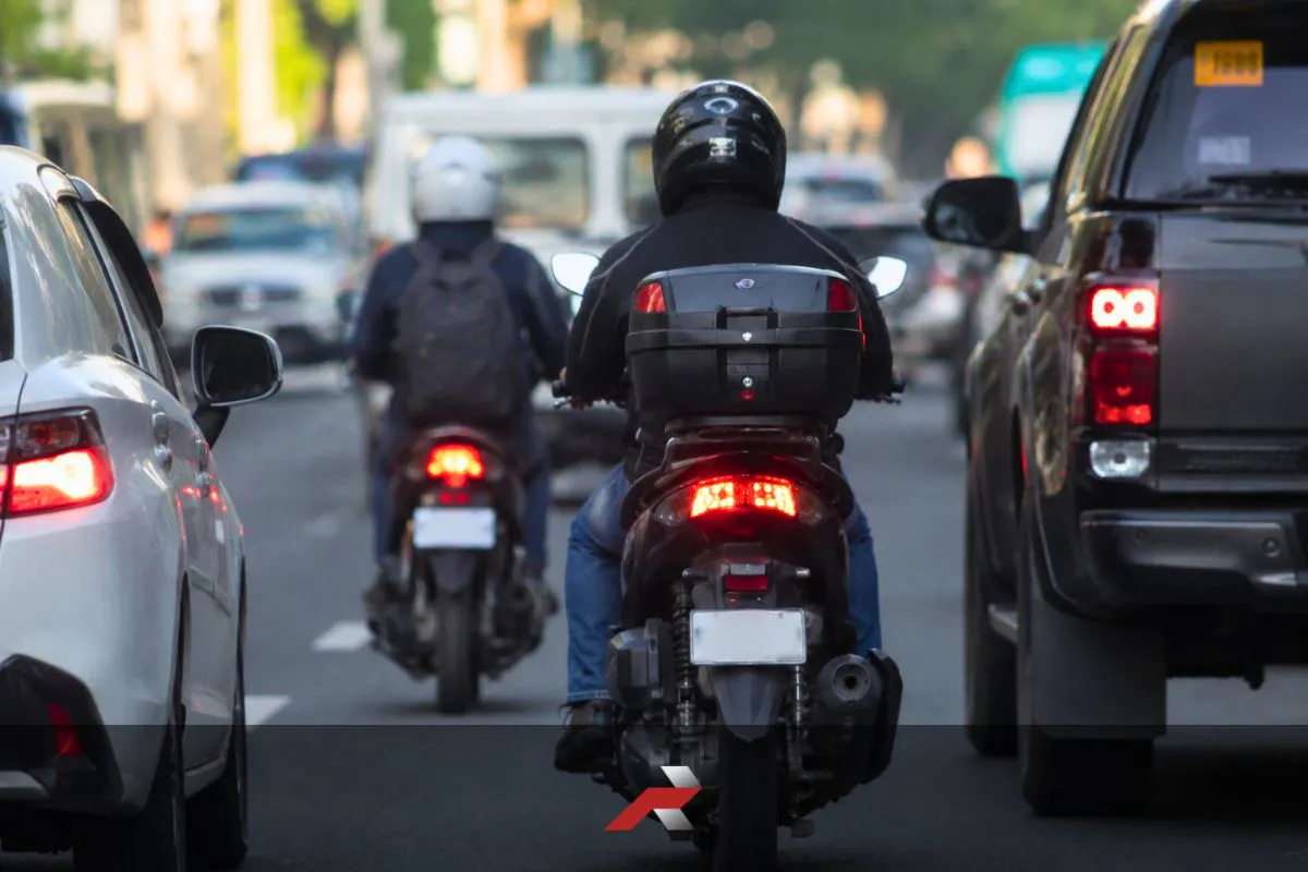 Loose motorcycle plate in the Philippines featured image showing a rear view of a motorcycle in traffic with the plate slightly emphasized and unreadable