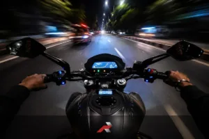 Online Huli featured image showing a Dominar dashboard in a fast night ride perspective on a public road