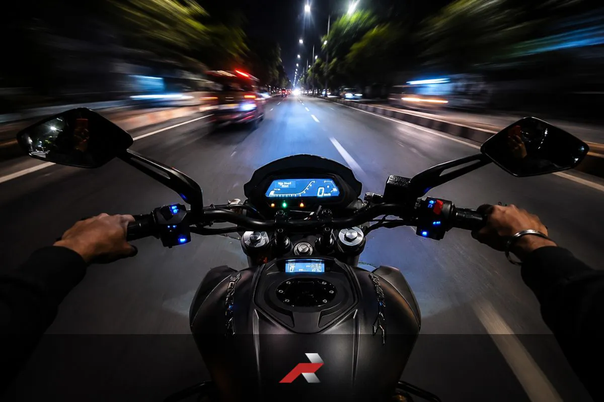 Online Huli featured image showing a Dominar dashboard in a fast night ride perspective on a public road